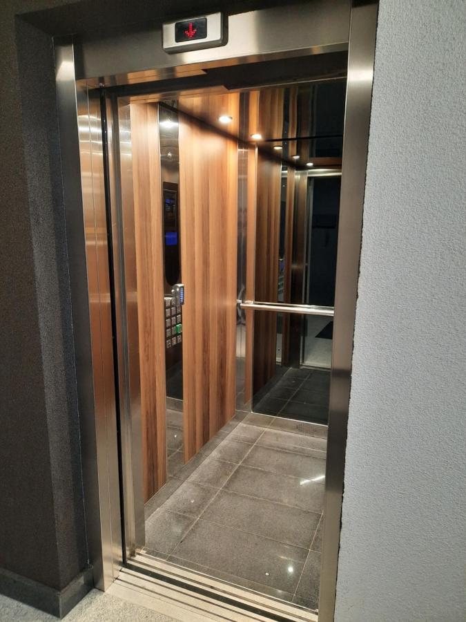 Apartman Bulevar Sarajevo - Free Parking Bagian luar foto