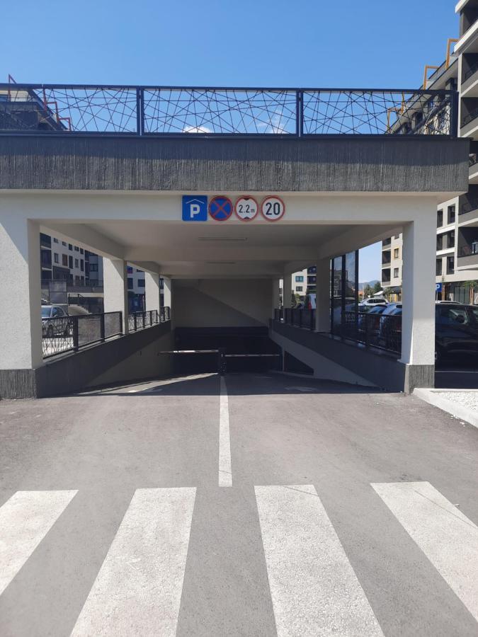 Apartman Bulevar Sarajevo - Free Parking Bagian luar foto