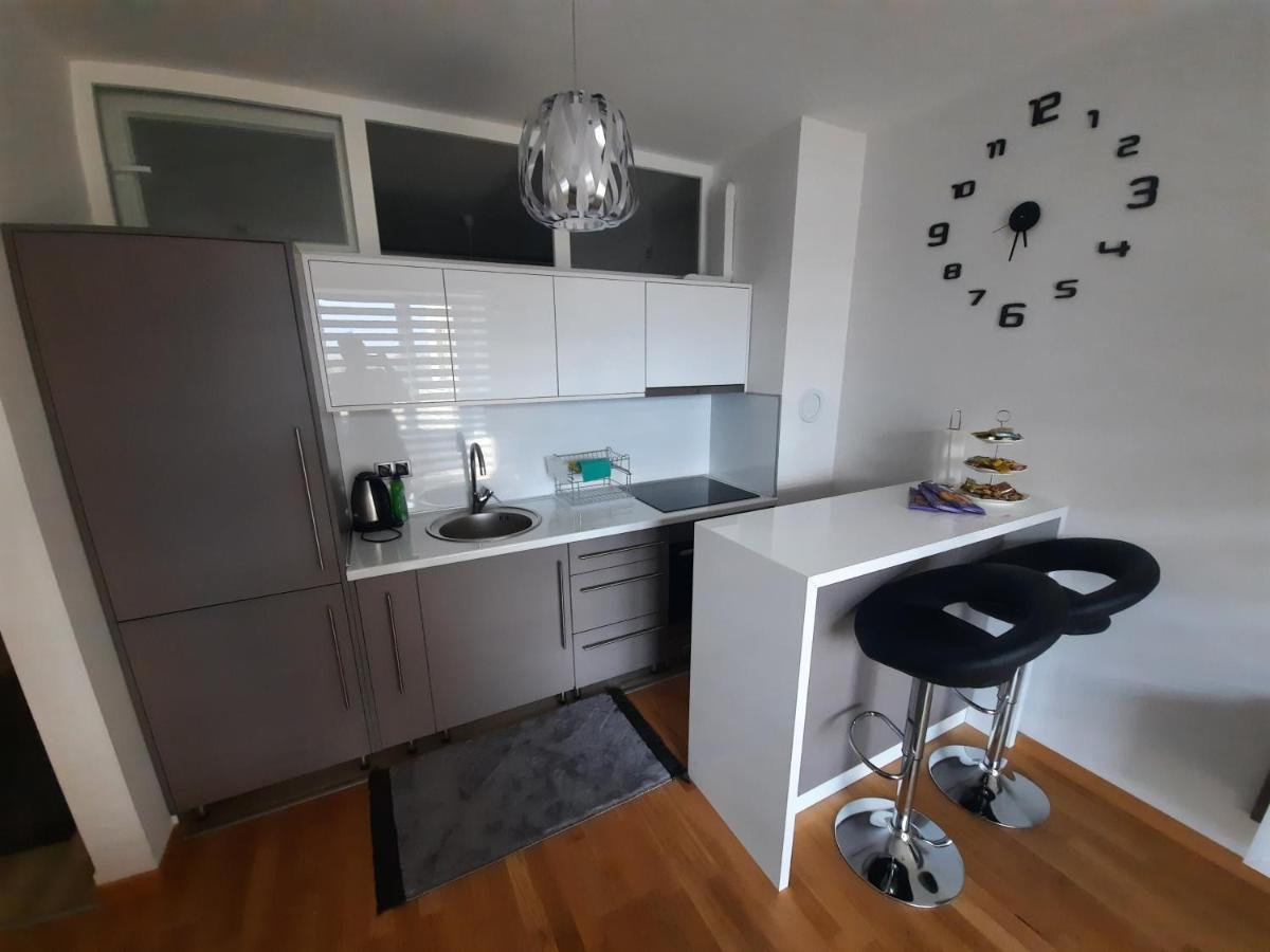 Apartman Bulevar Sarajevo - Free Parking Bagian luar foto
