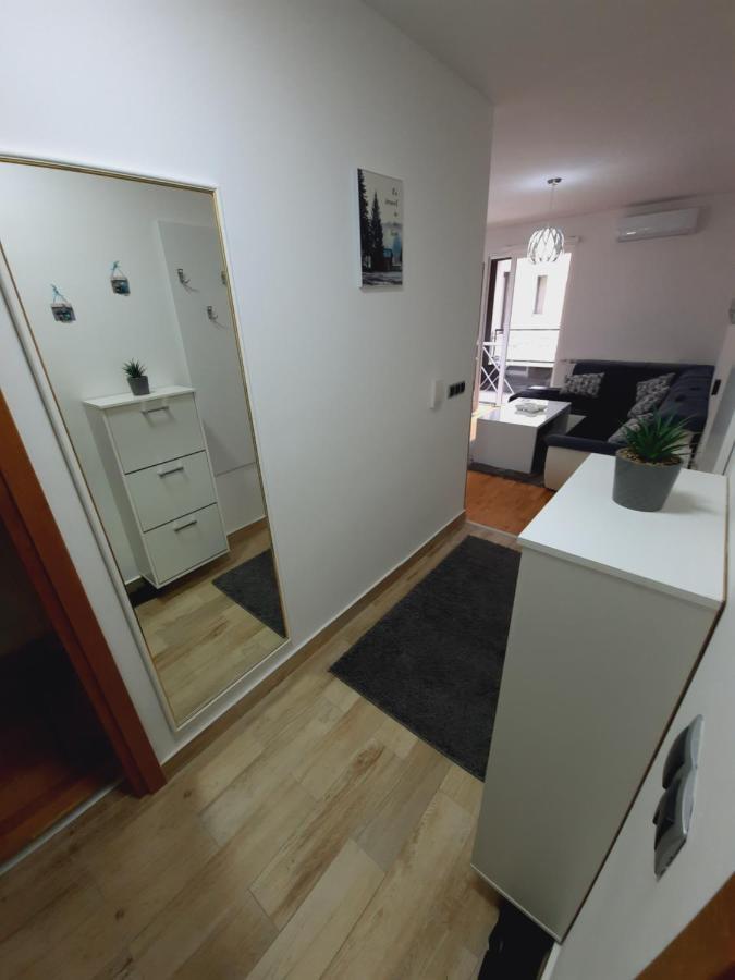Apartman Bulevar Sarajevo - Free Parking Bagian luar foto