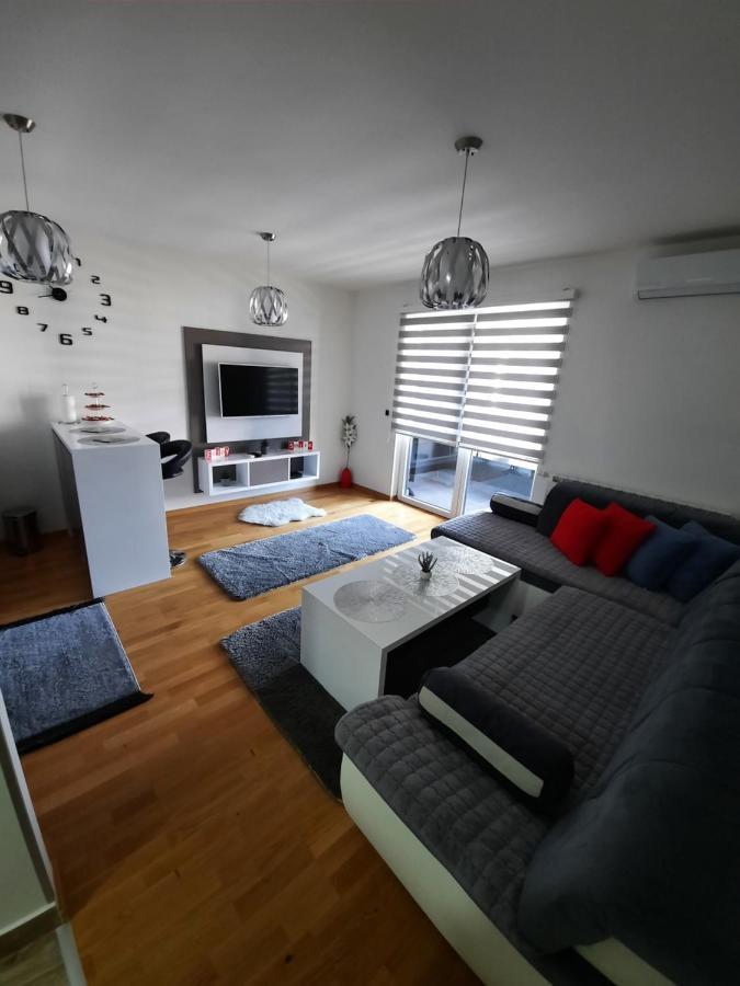 Apartman Bulevar Sarajevo - Free Parking Bagian luar foto
